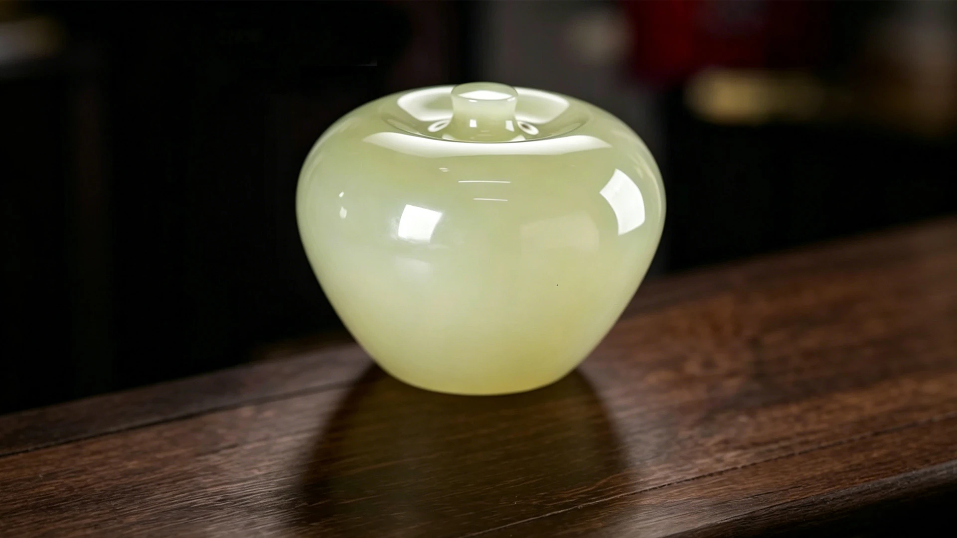 玉翠平安果/凝脂蕴润，胭纹呈祥，一果藏平安，方寸纳鸿运。